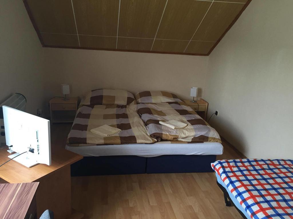 Turisticka Ubytovna Hotel Divin ภายนอก รูปภาพ